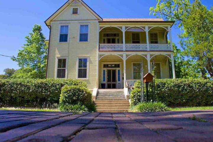 LaRua Artist House: Annabelle Suite