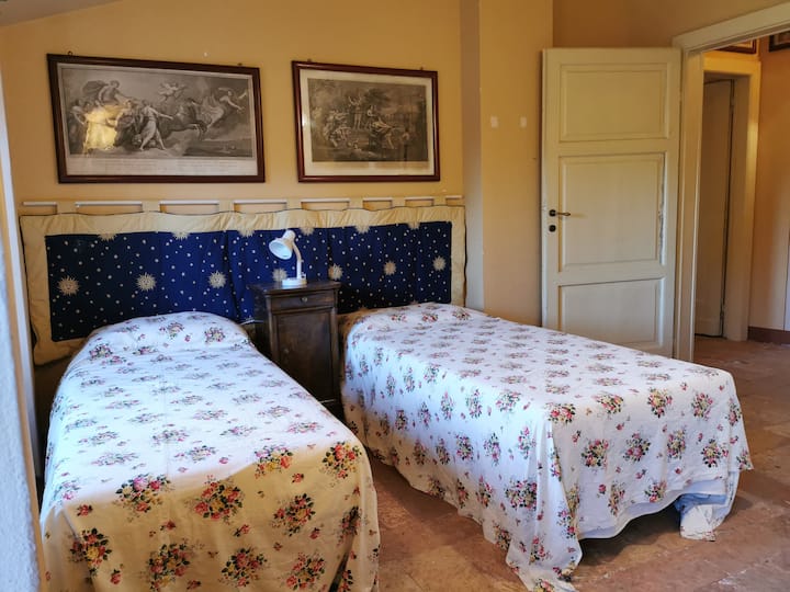 Stanza  con 2 letti singoli e bagno privato