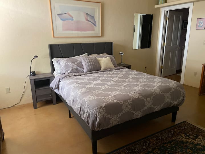 חדר שינה ראשי עם מיטה חדשה