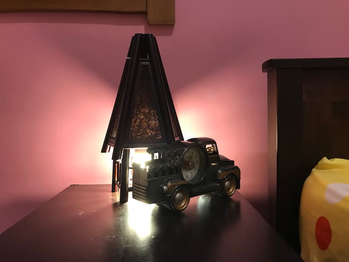 Mesa lateral con lámpara y reloj despertador