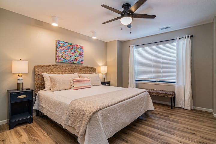 2号卧室配有加大双人床和步入式衣柜