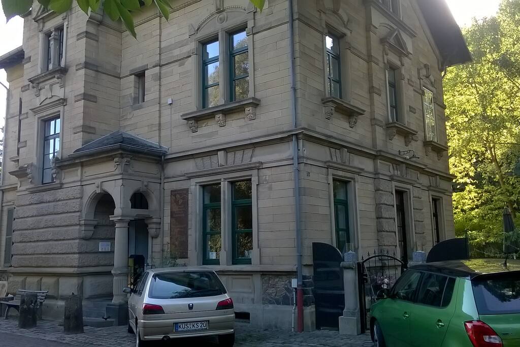 Der alte Bahnhof. Das Zimmer liegt im 1. Stock