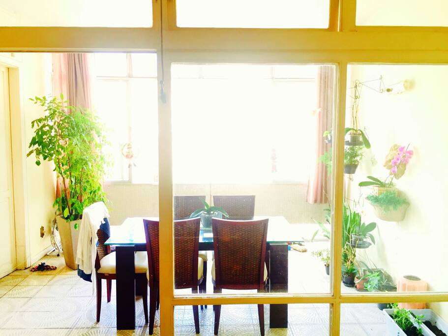 Sala de jantar com janelão.
