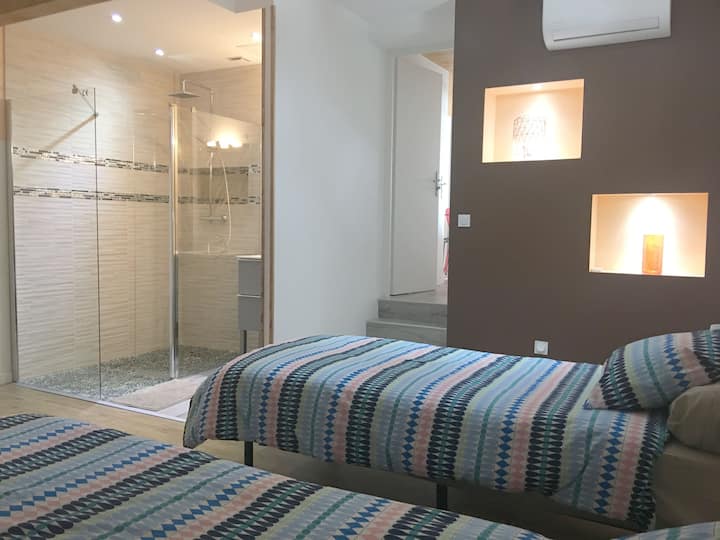 2 ème espace de nuit avec douche à l'italienne intégrée. Cette espace contient 2 lits simples (0,90 * 2m) (un 3ème lit simple très confortable est installable sur demande). Espace très cocooning avec ses différents éclairages et sa clim réversible.