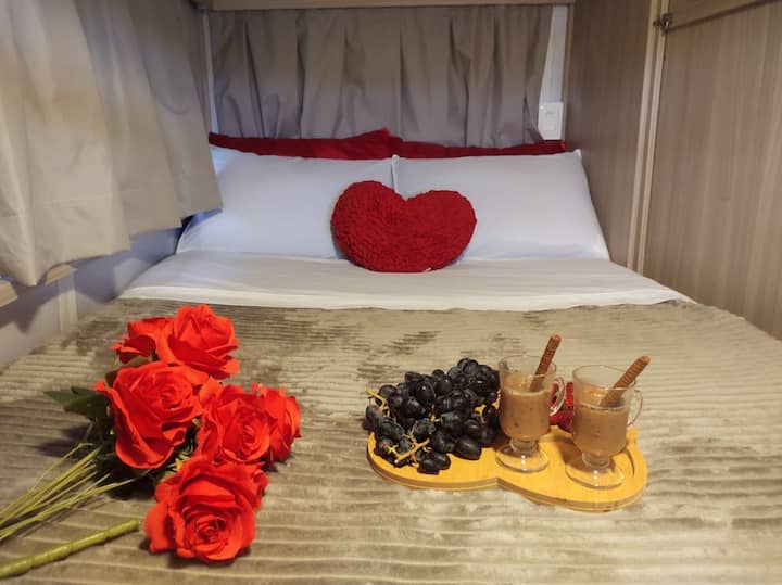 Room with double bed, black-out curtains, mountain views, small clothes wardrobe with hangers and multi-channel TV. We provide bedding, bath towels and jacuzzi,  2 blankets and 4 pillows. 