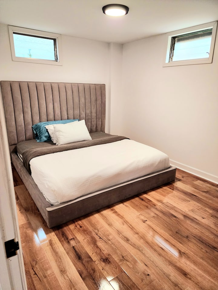 spálňa 2 na prvom poschodí. Posteľ King a TV v spálňach. Jedna z dvoch spální s manželskou posteľou veľkosti King.