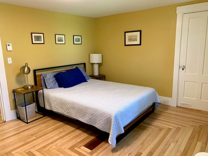 Det främre sovrummet har en dubbelsäng, byrå, garderob, vackert morgonljus (eller svarta nyanser) och fantastiska ursprungliga golv. 