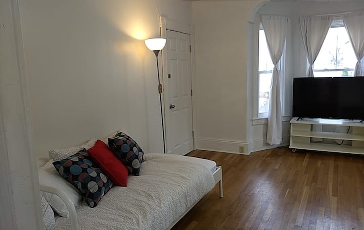 Viele Fenster sorgen für ausreichend Sonnenlicht.