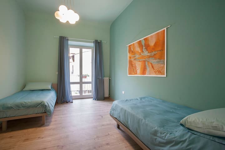 Chumba cha kijani kilicho na vitanda vya mtu mmoja ambavyo vinaweza kuunganishwa mara mbili /
Chumba cha kijani: vitanda vya mtu mmoja ambavyo vinaweza kubadilishwa katika kitanda cha watu wawili