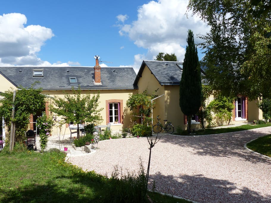 Notre maison, au milieu d'un grand jardin arboré de 1600 m².