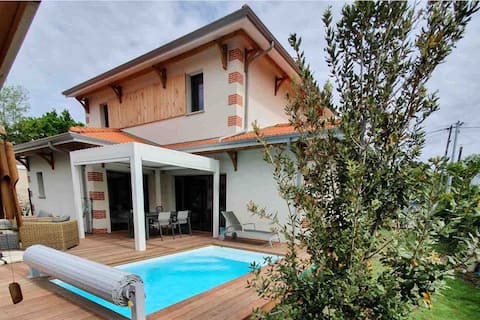 Villa on the Bassin side with pool