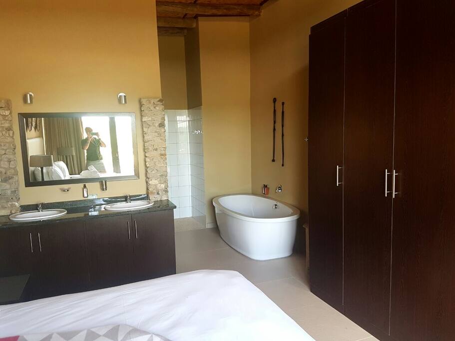 Main bathroom en-suite