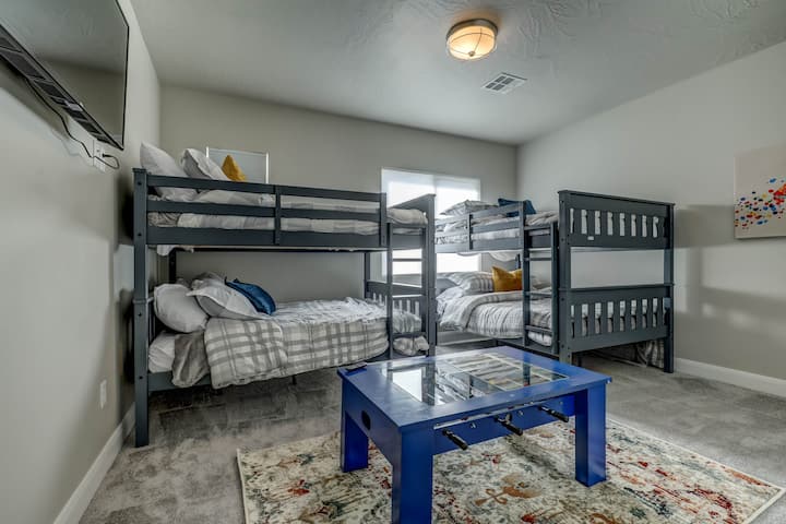 Chumba cha kulala cha tatu kina vitanda 2 vilivyojaa ghorofa, televisheni ya "55" na mpira wa magongo-kamilifu kwa usiku uliojaa burudani!