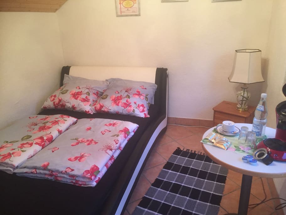 Schönes Bett für 2 Personen.