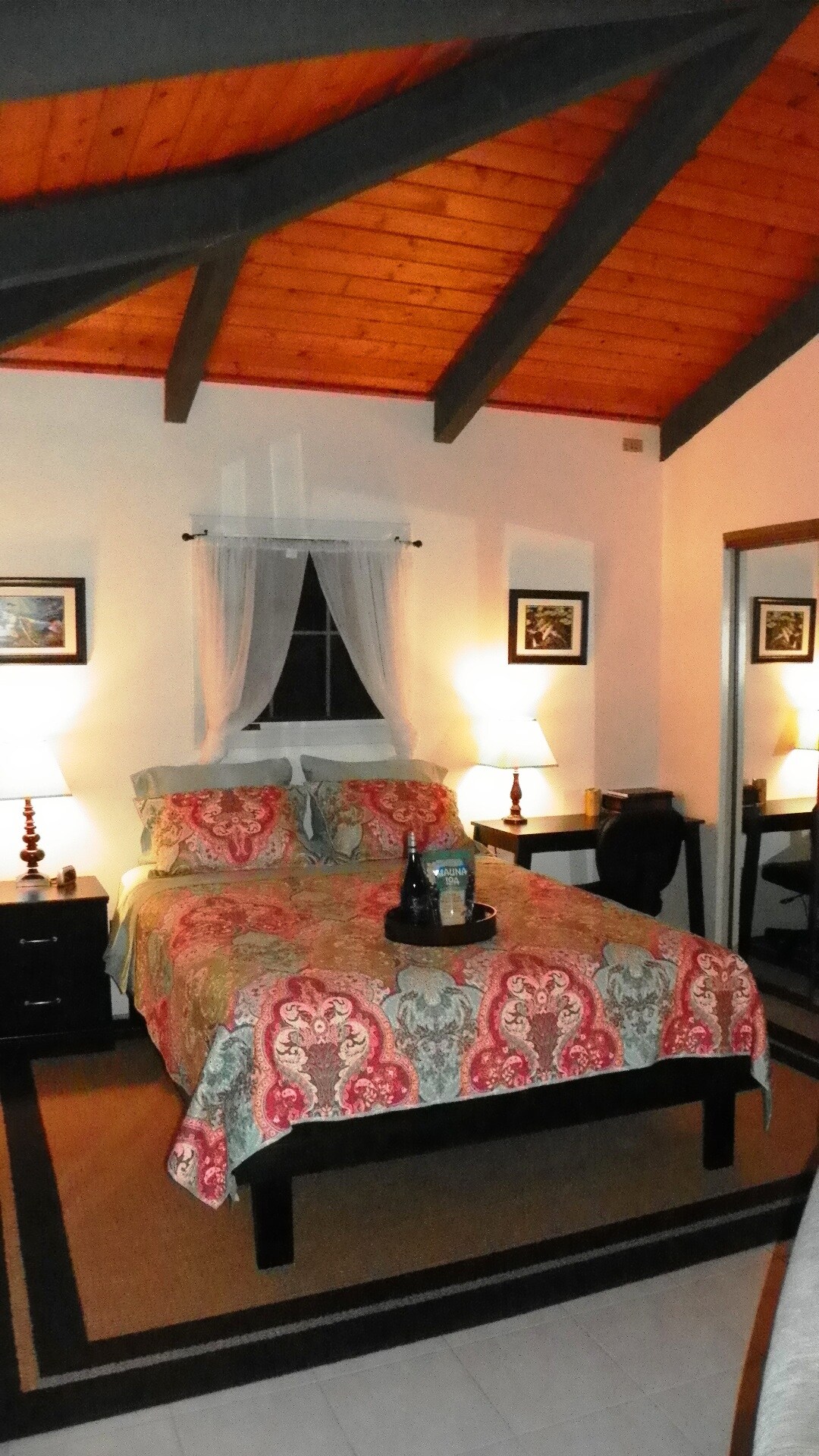 Menšia manželská posteľ, písací stôl, klenutý strop, zrkadlová skriňa, priestor s kobercom, posteľná bielizeň navyše, prikrývky, žehlička a doska v skrini...a darček pre vás!