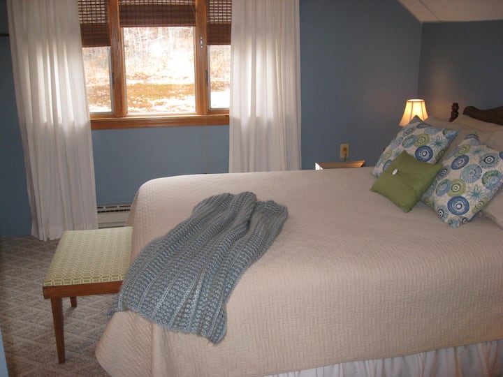 เตียงขนาดใหญ่ที่ดีบนชั้น 2  เป็นส่วนตัวมากพร้อมวิวป่าหลังบ้าน นั่นคือหมีที่ฉันเห็นหรือเปล่า?