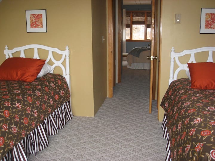 อีกห้องนอนบนชั้น 2 ห้องนี้มีเตียงแฝดและระเบียงที่มีวิวสวยๆ  บางครั้งการนอนใต้แสงดาวบนระเบียงก็เป็นเรื่องดี