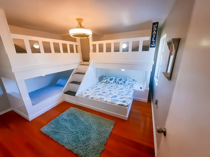 Vitanda mahususi vilivyojengwa. Malkia + mapacha 3.