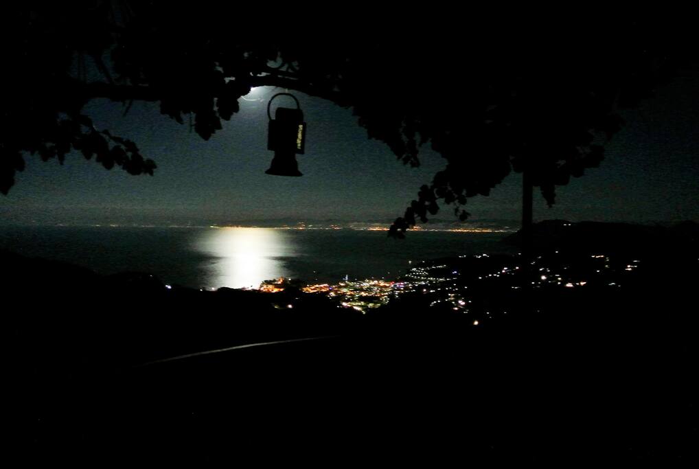 Vista mare dal terrazzo con la luna piena.
