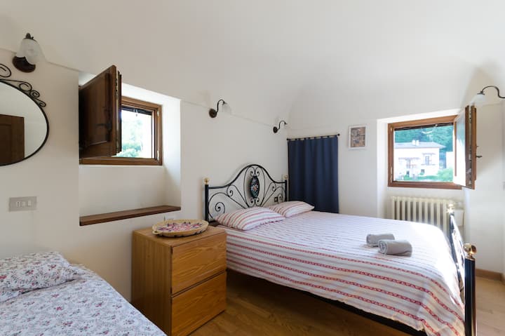 1° bedroom with Double beds with small single bed and wonderful view of Majella [camera matrimoniale con letto singolo piccolo vista stupenda sulla Majella]