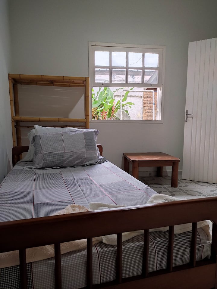 Ოთახი 04 - აღჭურვილია ბიკამით, კარადებითა და ჭერის ვენტილატორით. Ის სახლის გარეთაა.