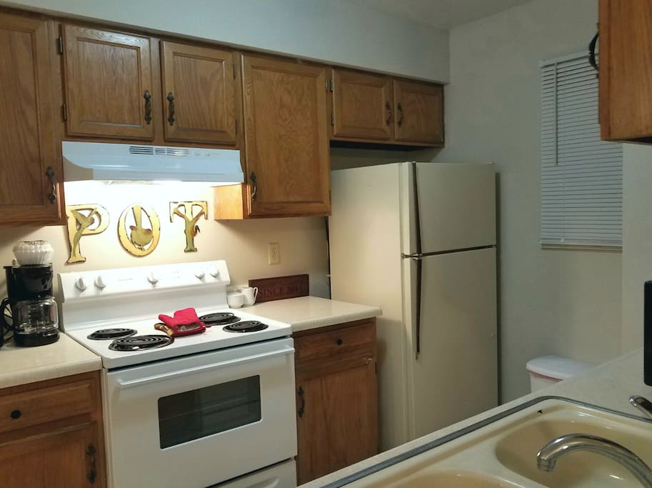 Here's the fully-equipped kitchen.