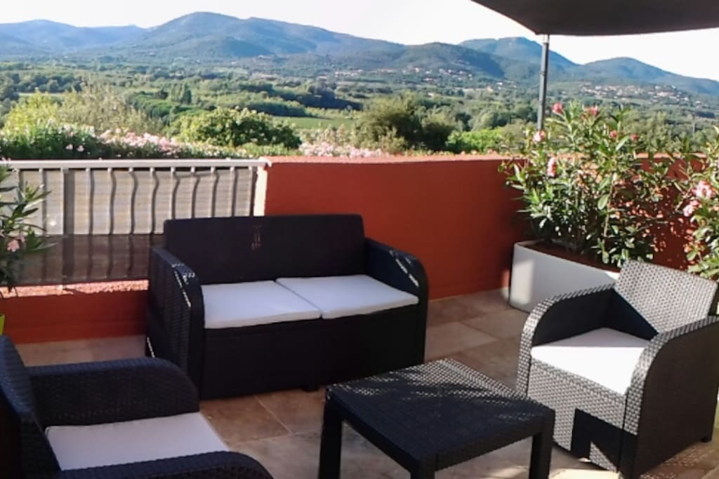 Terrasse chambres vue villages