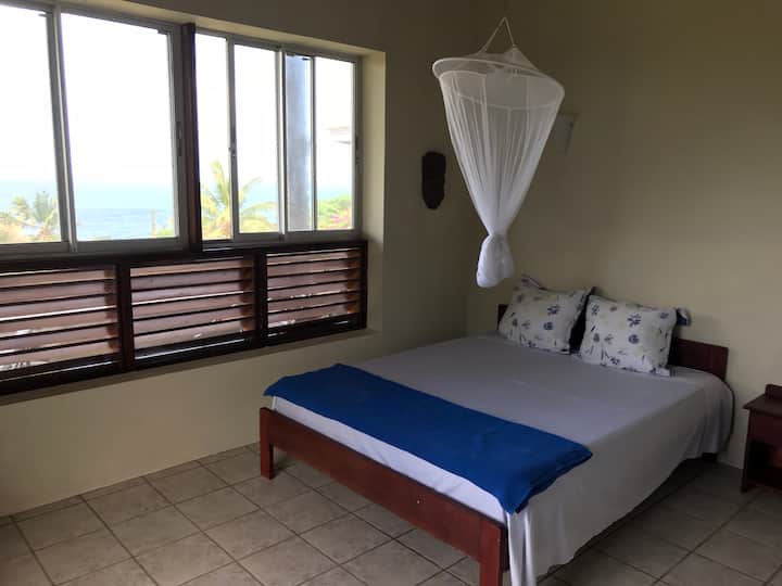 卧室1配有双人床。