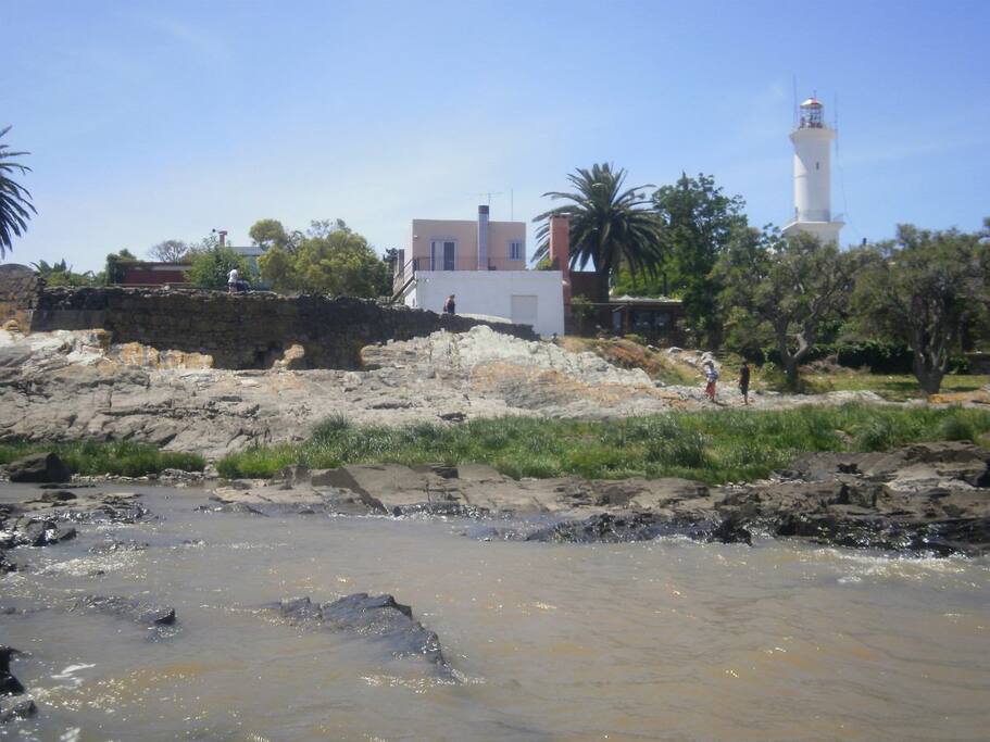 LA CASA (BLANCA) VISTA DESDE EL RÍO.