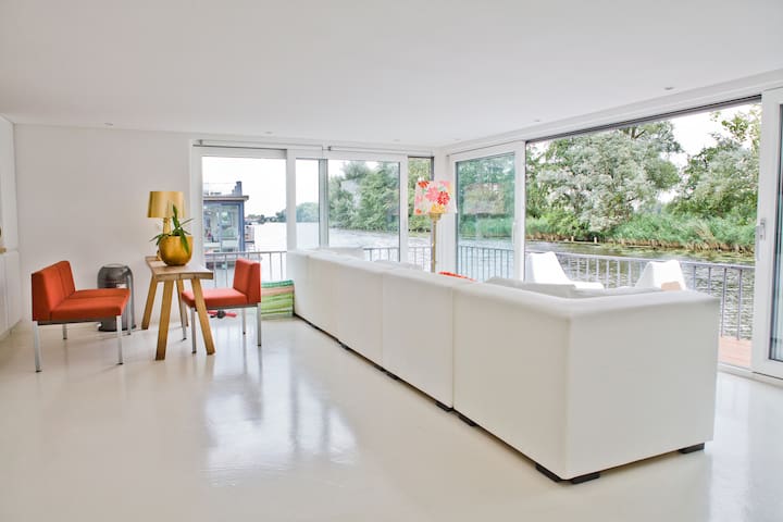 Hausboot in der Nähe von Adam plus 2 Fahrräder.