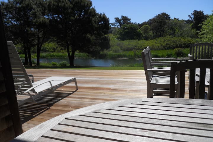 Tranquil Elegance On Miacomet Pond - 난터켓