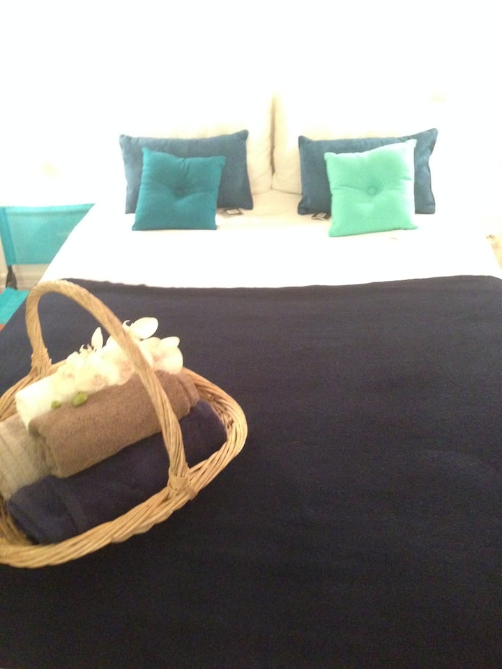 Ofrohen dyshek, çarçafë dhe peshqirë të rehatshëm.