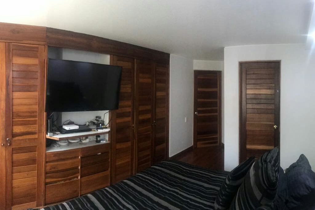 habitación con baño privado y tv.