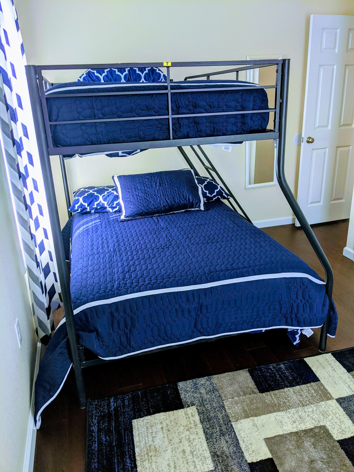 מיטת קומתיים מלאה עם מיטה זוגית