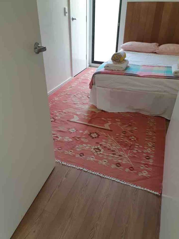 سرير مزدوج عبر درج خاص 