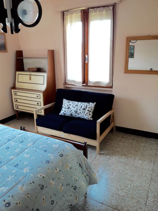 La camera e' completamente arredata ed un divanetto dai toni floreali la complementa.