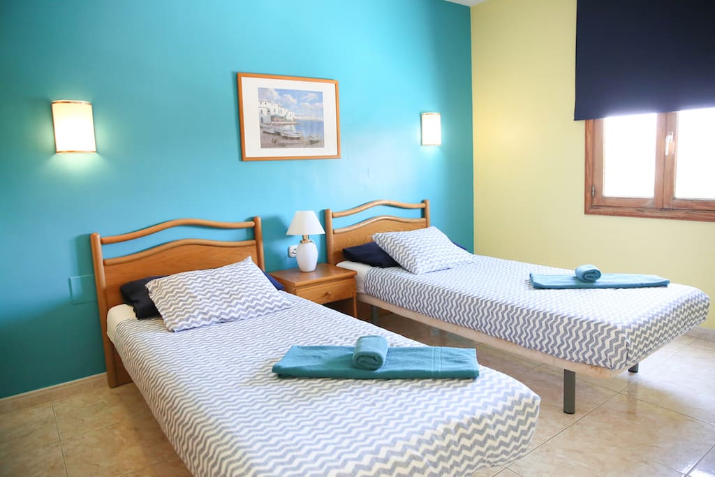 chambre avec 2 lits simples
___
bedroom with 2 single beds
___
dormitorio con 2 camas individuales