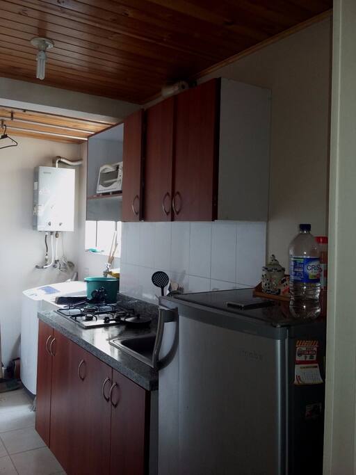 Cocina con todos sus utensilios.
Lavadora y nevera