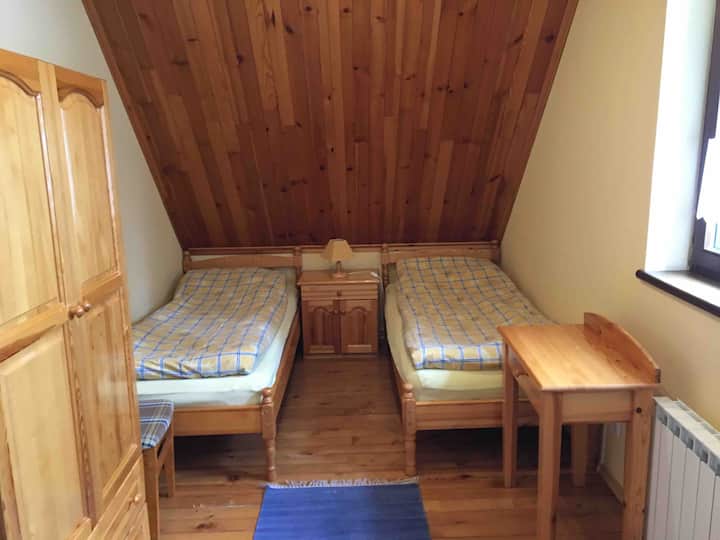 الغرفة 4 ، سريران مفردان.