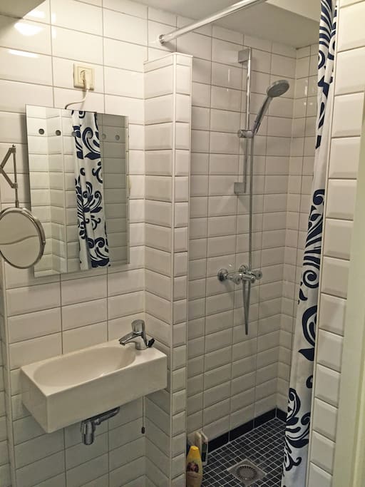 Eigen badkamer met toilet/Private btahroom with toilet