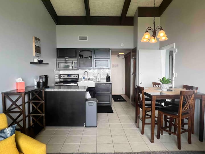 2 Bdrm, 2 Bath, Full Kitchen + Lake View - Weirs Beach, NH