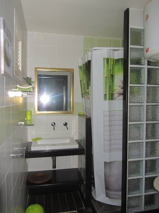 LA SALLE DE BAIN AVEC SA DOUCHE A L ITALIENNE
