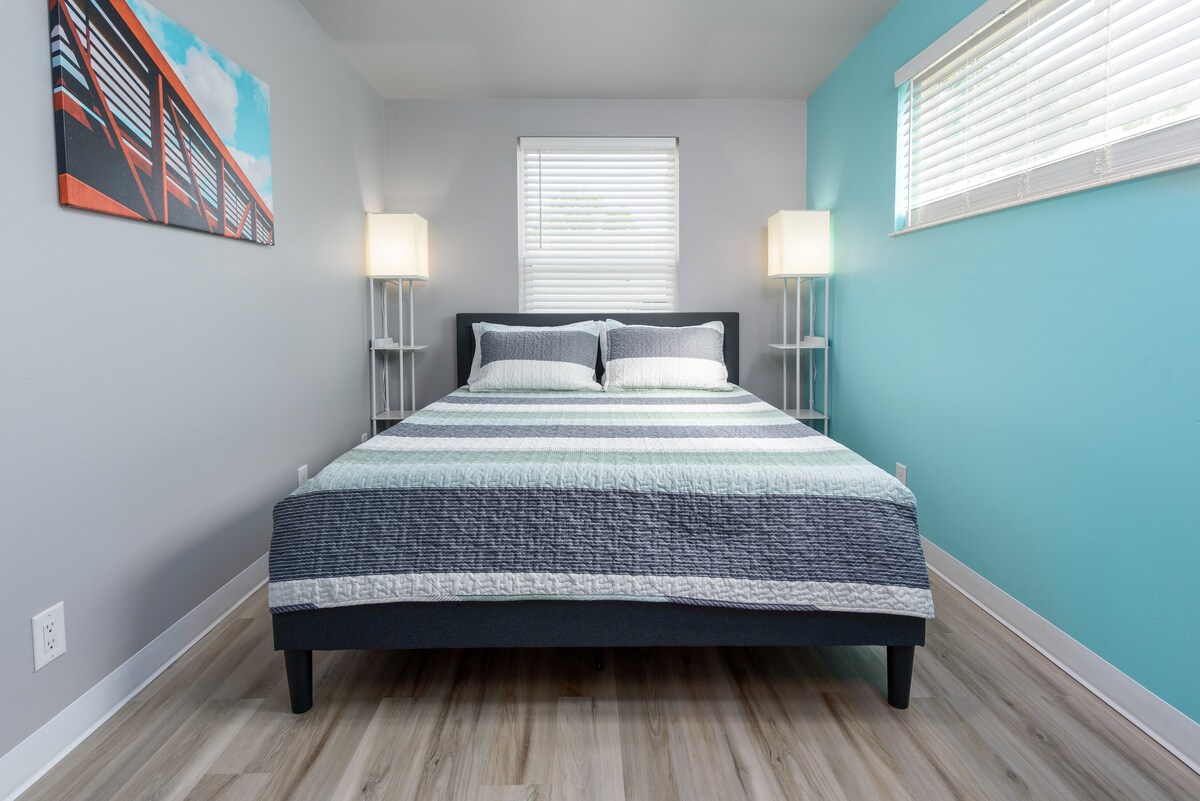 เตียงควีนไซส์ในห้องนอนหลัก