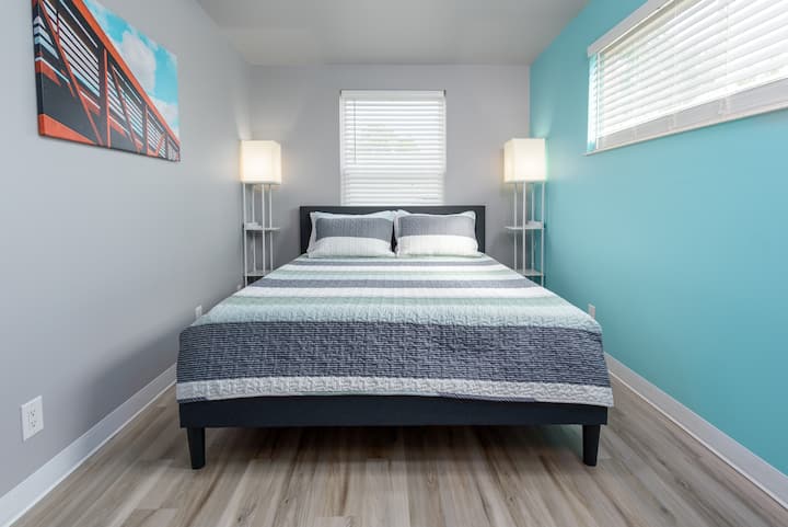 Დედოფლის ზომის საწოლი ძირითად საძინებელში.