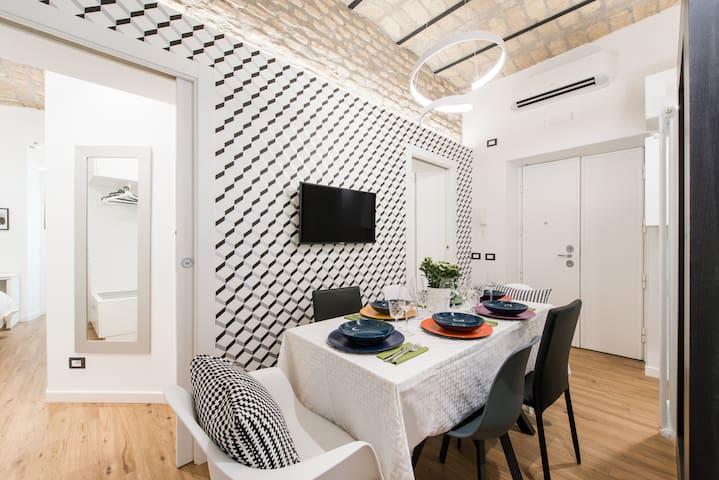 Trastevere: design con vista su chiesa antica