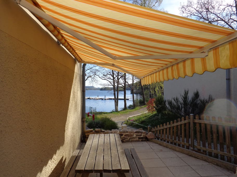 la terrasse avec vue sur le lac