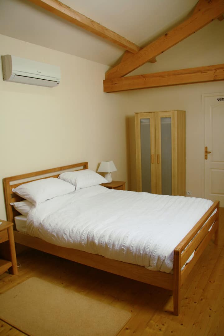 غرفة بسرير بحجم كبير