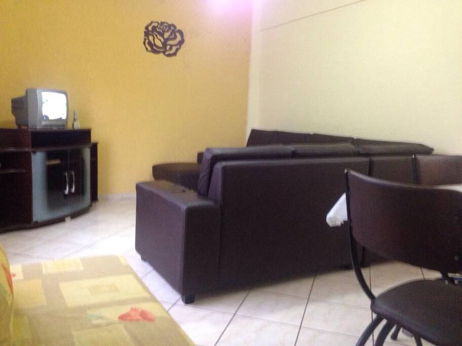 Sala ampla com dois ambientes, com ventilador de teto.