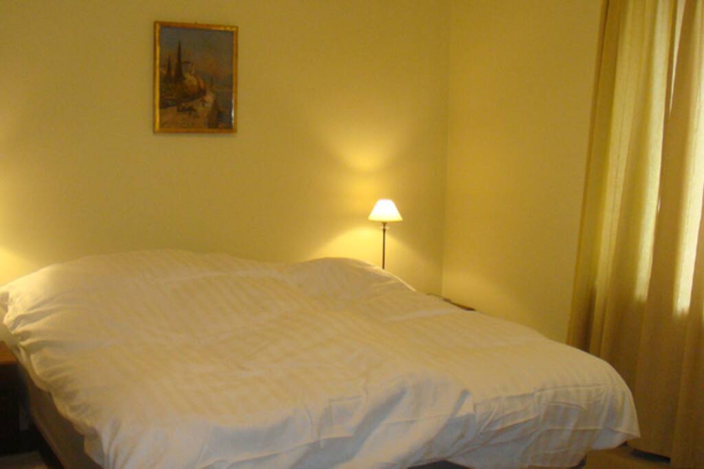 Schlafzimmer 1