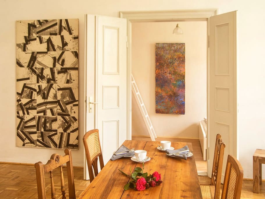 Blick vom Wohnzimmer ins 1. Schlafzimmer